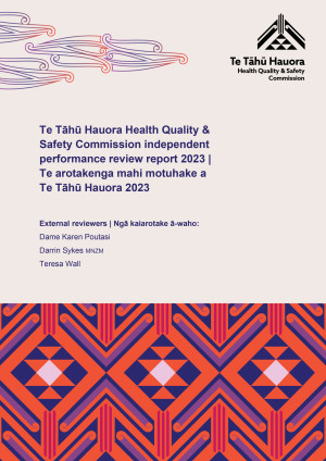 An graphic of the over of the independent performance review report. It has a orange and tessellated pattern made up of the Te Tāhū Hauora logo at the bottom of the page. The title of the report is in the middle of the page. At the top are three Māori tohu used by Te Tāhū Hauora as well as the Te Tāhū Hauora logo in the upper left corner. 
